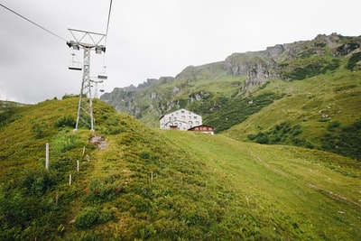 房子在一座小山上
